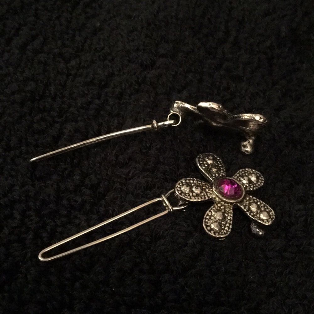 Vintage Gold Flower Hair Clips with Pink Gem - Picture 6 of 6